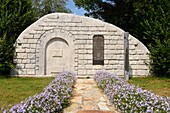 Frankreich, Nord, Villeneuve d'Ascq, Friedhof von Ascq, Gedenkstätte für die Opfer des Massakers von Seclin Fort am 7. Juni 1944, bei dem 7 Zivilisten von den Deutschen erschossen wurden