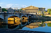 Frankreich, Paris, von der UNESCO zum Weltkulturerbe erklärtes Gebiet, Seine-Ufer, Concorde-Brücke und Nationalversammlung (Palais Bourbon)