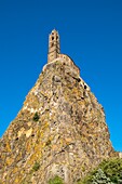 Frankreich, Haute-Loire, Aiguilhe, Kapelle Saint-Michel d'Aiguilhe, erbaut auf einem vulkanischen Pfropfen in 85 m Höhe, Felsen von Aiguilhe