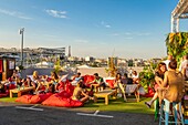 Frankreich, Paris, Gemüsedach von 3 500 m2, der hängende Garten, Bar und ephemeres Restaurant, das im Sommer auf dem Dach eines Parkhauses installiert ist