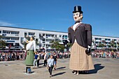 Frankreich, Pas de Calais, Calais, place d'armes, Parade der Riesen zur Taufe von Francisco dem neuen Riesen von Calais, Ronny Coutteure und Totor (1933)