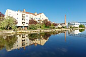 Frankreich, Meurthe et Moselle, Nancy, Wohnhäuser am Meurthe-Kanal und roter Backsteinschornstein