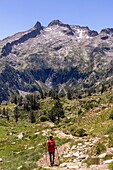 Frankreich, Hautes Pyrenees, Naturschutzgebiet Neouvielle, Neouvielle-Massiv (3091 m), Wanderweg GR10