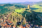 Frankreich, Haute Loire, Polignac, Schloss Polignac, Festung aus dem zwölften Jahrhundert auf einem Basaltplateau (Luftaufnahme)