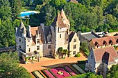 Frankreich, Dordogne, Perigord Noir, Dordogne-Tal, Castelnaud la Chapelle, Chateau des Milandes, ehemaliges Anwesen der französisch-amerikanischen Tänzerin Josephine Baker (Vogelperspektive)