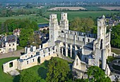 Frankreich, Seine-Maritime, Regionaler Naturpark der normannischen Seine-Mäander, Jumièges, Abtei Saint Pierre (Luftaufnahme)