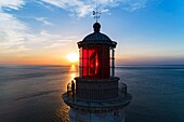 Frankreich, Gironde, Verdon-sur-Mer, Felsplateau von Cordouan, Leuchtturm von Cordouan, von der UNESCO zum Weltkulturerbe erklärt, Leuchtturmwärter an der Laterne bei Sonnenuntergang (Luftaufnahme)