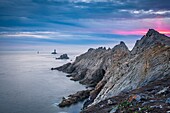 Frankreich, Finistere, Plogoff, Pointe du Raz und Leuchtturm La Vieille