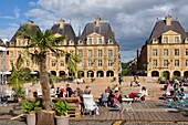 Frankreich, Ardennen, Charleville Mezieres, Ducale-Platz, künstlicher Strand, der in einen Sommerstrand umgewandelt wurde, und Terrassen von Restaurants und Cafés
