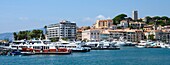 Frankreich, Alpes-Maritimes, Cannes, Hafen und Stadtteil Suquet