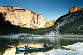 Frankreich, Ardeche, Nationales Naturreservat der Ardeche-Schluchten, Sauze, ein Gardist des Naturreservats hält seine Morgenwache auf einem Kanu in der Ardeche-Schlucht