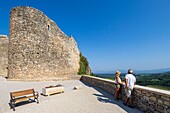 Frankreich, Vaucluse, Venasque, ausgezeichnet als die schönsten Dörfer Frankreichs, die Esplanade vor den Sarazenentürmen