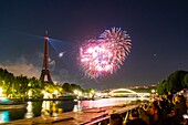 Frankreich, Paris, von der UNESCO zum Weltkulturerbe erklärtes Gebiet, Nationalfeiertag, Feuerwerk am 14. Juli 2019 und der Eiffelturm