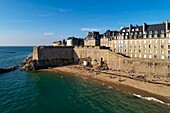 Frankreich, Ille et Vilaine, Cote d'Emeraude (Smaragdküste), Saint Malo, die Stadtmauern der befestigten Stadt, Strand der Mole (Luftaufnahme)