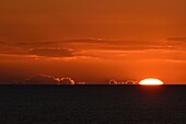 Frankreich, Var, Sonnenuntergang über dem Mittelmeer vom Esterel-Massiv aus