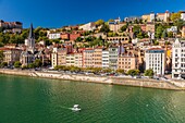 Frankreich, Rhône, Lyon, historisches Viertel, das zum UNESCO-Weltkulturerbe gehört, Alt-Lyon, Quai Fulchiron am Ufer der Saone, Kirche Saint Georges, das Haus Blanchon und das Gymnasium Saint-Just auf dem Hügel Fourviere