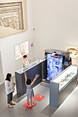 Frankreich, Gard, Nîmes, Musee de la Romanite der Architektin Elizabeth de Portzamparc, Besucher nutzen ein interaktives Multimedia-Terminal