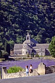 Frankreich, Vaucluse, Gemeinde Gordes, Touristen vor einem Lavendelfeld der Abtei Notre Dame de Senanque aus dem XII.