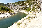 Frankreich, Ardeche, Sauze, Naturschutzgebiet Ardeche-Schluchten, Wanderin auf dem Flussabwärtspfad der Ardeche-Schlucht bei Sauze