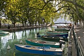 Frankreich, Haute Savoie, Annecy, Boote auf dem Canal du Vasse und die Pont des Amours