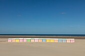 Frankreich, Pas de Calais, Berck sur Mer, der Strand mit Strandhütten