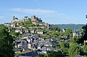 Frankreich, Correze, Turenne, Bezeichnung Les Plus Beaux Villages de France (Die schönsten Dörfer Frankreichs), Gesamtansicht des Dorfes bei Sonnenuntergang mit Cesar-Turm und Tresor-Turm oder Horloge-Turm, Überreste der ehemaligen Festung