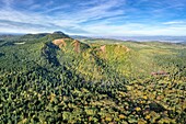 Frankreich, Puy de Dome, Aydat, Regionaler Naturpark der Vulkane der Auvergne, von der UNESCO zum Weltkulturerbe erklärt, Puy de la Vache und Puy de Lassolas (Luftaufnahme)