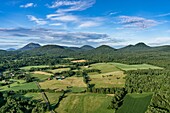 Frankreich, Auvergne, Puy de Dome, Volvic, Tourtoule, von der UNESCO zum Weltkulturerbe erklärt, im Hintergrund die Chaine des Puys (Luftaufnahme)