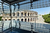 Frankreich, Gard, Nîmes, Musee de la Romanite der Architektin Elizabeth de Portzamparc, innere Struktur der Glasfassade und Blick auf die Arena von Nîmes