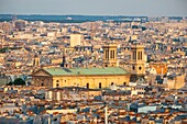 Frankreich, Paris, Blick auf die Dächer von Paris in Zink mit der Kirche Saint Sulpice