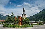 Frankreich, Haute Savoie, Chablais-Massiv, Val d'Abondance, Portes du Soleil, Kapelle von Abondance, eine Skulptur, die 3 Totems darstellt, mit der symbolisierten Form des Kreuzes von Saint Maurice am Eingang des Dorfes