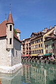 Frankreich, Haute Savoie, Annecy, Altstadt am Ufer des Thiou, ehemalige Gefängnisse des Palais de l'Isle und die Isle Quays