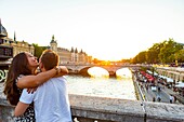 Frankreich, Paris, von der UNESCO zum Weltkulturerbe erklärtes Gebiet, Liebespaar auf der Brücke Notre-Dame