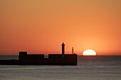 Frankreich, Pas de Calais, Boulogne sur Mer, Carnot-Deich bei Sonnenuntergang