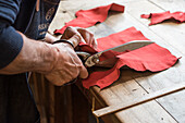 Frankreich, Aveyron, Millau, Maison Fabre (Ganterie Fabre), gegründet 1924, Lederzuschnitt für Handschuhe