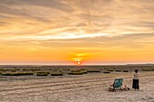 Frankreich, Somme, Somme-Bucht, Naturschutzgebiet der Somme-Bucht, Le Crotoy, Dämmerung am Strand von Le Crotoy an einem Sommerabend, während Touristen kommen, um den Sonnenuntergang zu bewundern