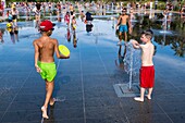 Frankreich, Alpes Maritimes, Nizza, von der UNESCO zum Weltkulturerbe erklärt, die Promenade von Paillon oder grünes Gießen, Wasserfontänen des Wasserspiegels von 3000 m2