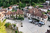 Frankreich, Lot, Geopark von Quercy, Blick auf Saint-Cirq Lapopie von unten