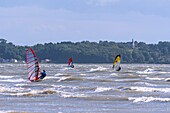 "Frankreich, Somme, Somme-Bucht, Le Crotoy, der Strand von Crotoy ist ein beliebtes Revier für Kitesurfer und Windsurfer; nach einem Sturm, wenn die Sonne mit einem kräftigen Wind zurückkehrt, sind die Sportler zahlreich und ihre bunten Segel erhellen die Landschaft"