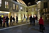 Frankreich, Cote d'Or, Dijon, von der UNESCO zum Weltkulturerbe erklärt, Cour Bareuzai Einkaufspassage im ehemaligen Hotel des Godrans aus dem 15. Jahrhundert, Statue der Künstlerin Nathalie Decoster, La Trace du Temps