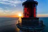 Frankreich, Gironde, Verdon-sur-Mer, Felsplateau von Cordouan, Leuchtturm von Cordouan, denkmalgeschützt, Leuchtturmwärter an der Laterne bei Sonnenuntergang (Luftaufnahme)