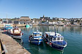 Frankreich, Manche, Cotentin, Granville, die Oberstadt auf einer felsigen Landzunge am östlichsten Punkt der Bucht von Mont Saint Michel, der Fischereihafen und die Notre Dame du Cap Lihou