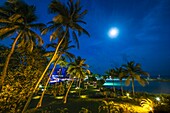 Frankreich, Karibik, Kleine Antillen, Guadeloupe, Grande-Terre, Le Gosier, Garten und Strand des Creole Beach im Mondlicht