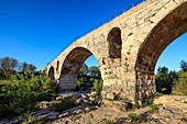 Frankreich, Vaucluse, Luberon, Bonnieux, Pont Julien am Cavalon, römische Brücke aus dem dritten Jahrhundert v. Chr. an der Via Domitia auf dem Calavon-Radweg