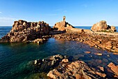 Frankreich, Cotes d'Armor, rosa Granitfelsen an der Pointe du Paon, Leuchtturm von Paon