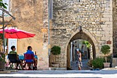 Frankreich, Drôme, regionaler Naturpark der Baronnies provençales, Montbrun-les-Bains, ausgezeichnet als die schönsten Dörfer Frankreichs, der Platz und die Veranda des Belfrieds