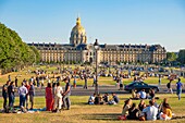 Frankreich, Paris, Esplanade des Invalides, Picknick an Sommerabenden