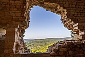 Frankreich, Var, Provence Verte, Forcalqueiret, die Ruinen des Schlosses von Forcalqueiret gehören zu den emblematischen Denkmälern, die von der Lotterie des Erbes profitieren, die von Stéphane Bern für ihre Sicherungen, Bruch in einer Wand der nördlichen Halle mit Blick auf die Ebene von Issole vorgestellt wurde