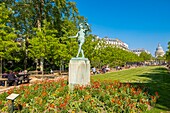 Frankreich, Paris, der Jardin du Luxembourg mit der Statue des griechischen Schauspielers von Charles Arthur Bourgeois aus dem Jahr 1868 und dem Pantheon im Hintergrund