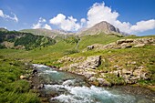 Frankreich, Hautes Alpes, Nationalpark Ecrins, Champsaur, Drac Noir Tal, Prapic, Drac Noir Wildbach und Hirtenhütte in Saut du Laire
